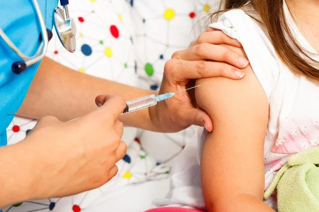 Będą szczepienia w szkołach? Pojawiły się nieoficjalne informacje