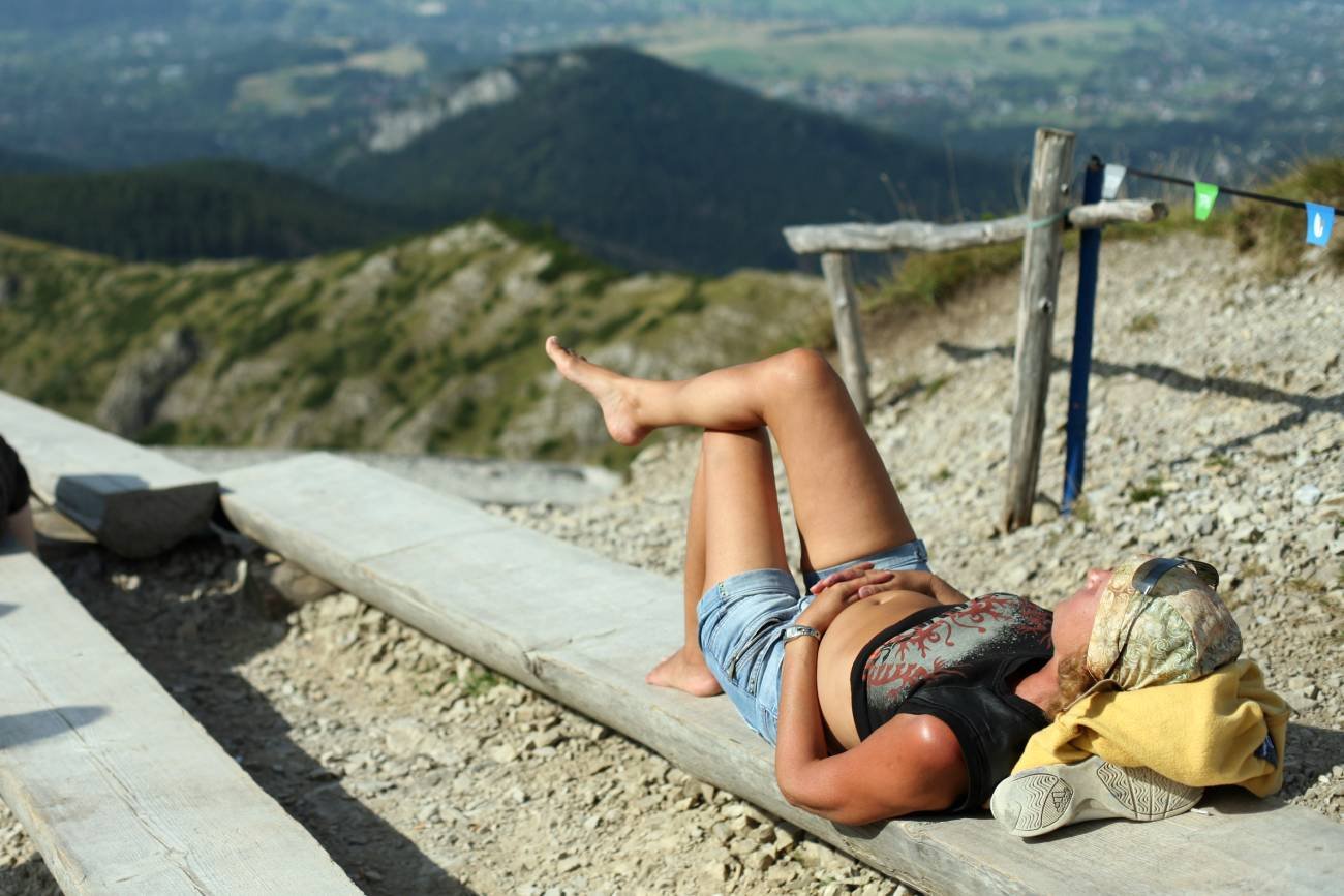 Ten trend z TikToka wśród dziewczyn jest genialny. "Lato odpuszczania" to plan na te wakacje