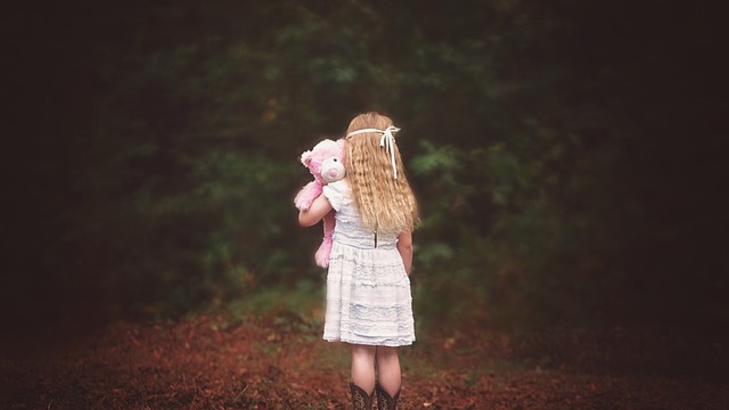Fot. Pixabay / [url=https://pixabay.com/en/girl-woods-backside-looking-away-956686/]Grayerbaby[/url] / [url=https://pixabay.com/en/service/terms/#usage]CC0 Public Domain[/url]