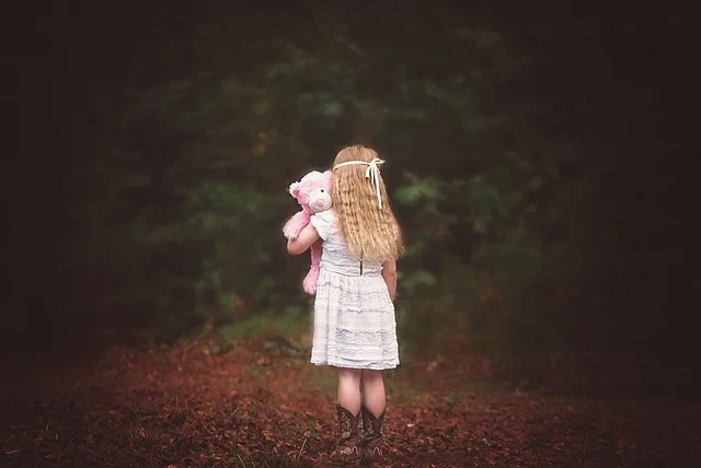 Fot. Pixabay / [url=https://pixabay.com/en/girl-woods-backside-looking-away-956686/]Grayerbaby[/url] / [url=https://pixabay.com/en/service/terms/#usage]CC0 Public Domain[/url]