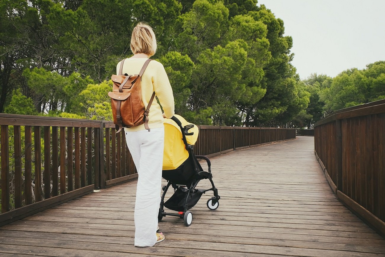 Kobieta z dzieckiem na spacerze.