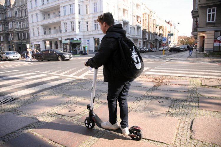 Nowe przepisy dotyczące poruszania się e-hulajnogami