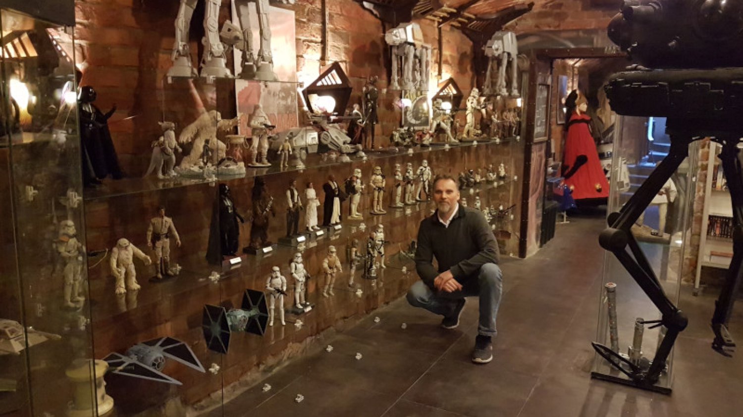 Arkadiusz "Areckin" Szajek w swoim muzeum Star Wars