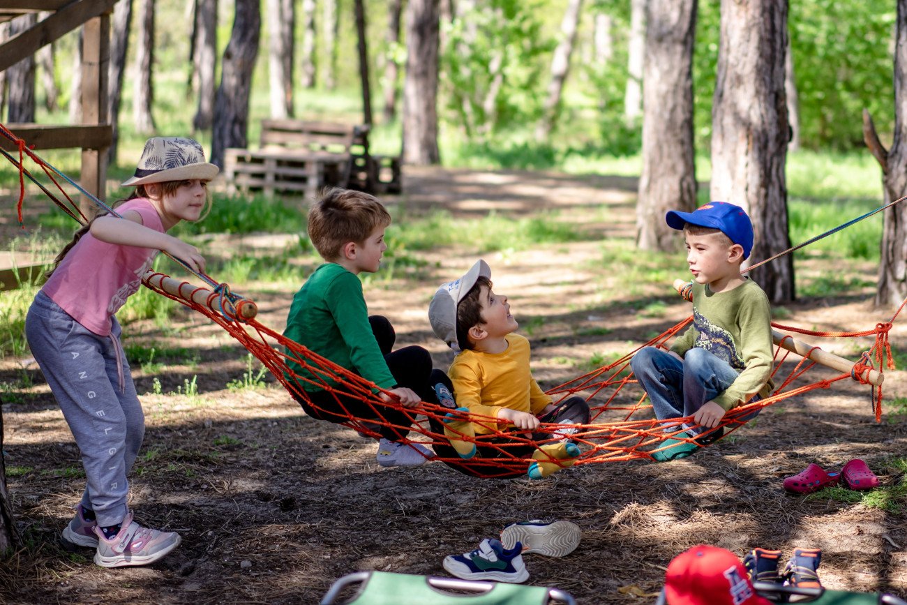 "Siedzący rodzic" - nowatorska metoda rodzicielska, która daje odpocząć, opieka siedząca, sittervising