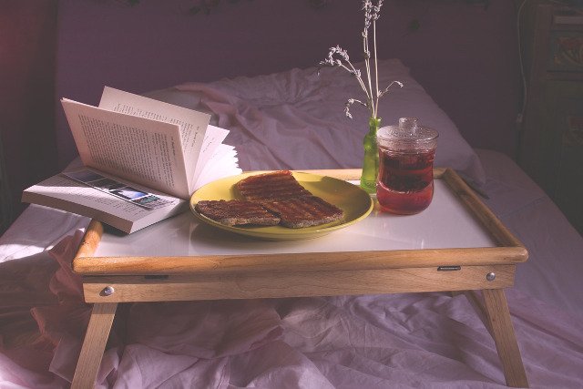 Fot. Pixabay / [url=https://pixabay.com/en/breakfast-food-sunlight-lavender-867822/]chiaraparisi830[/url] / [url=https://pixabay.com/en/service/terms/#usage]CC0 Public Domain[/url]