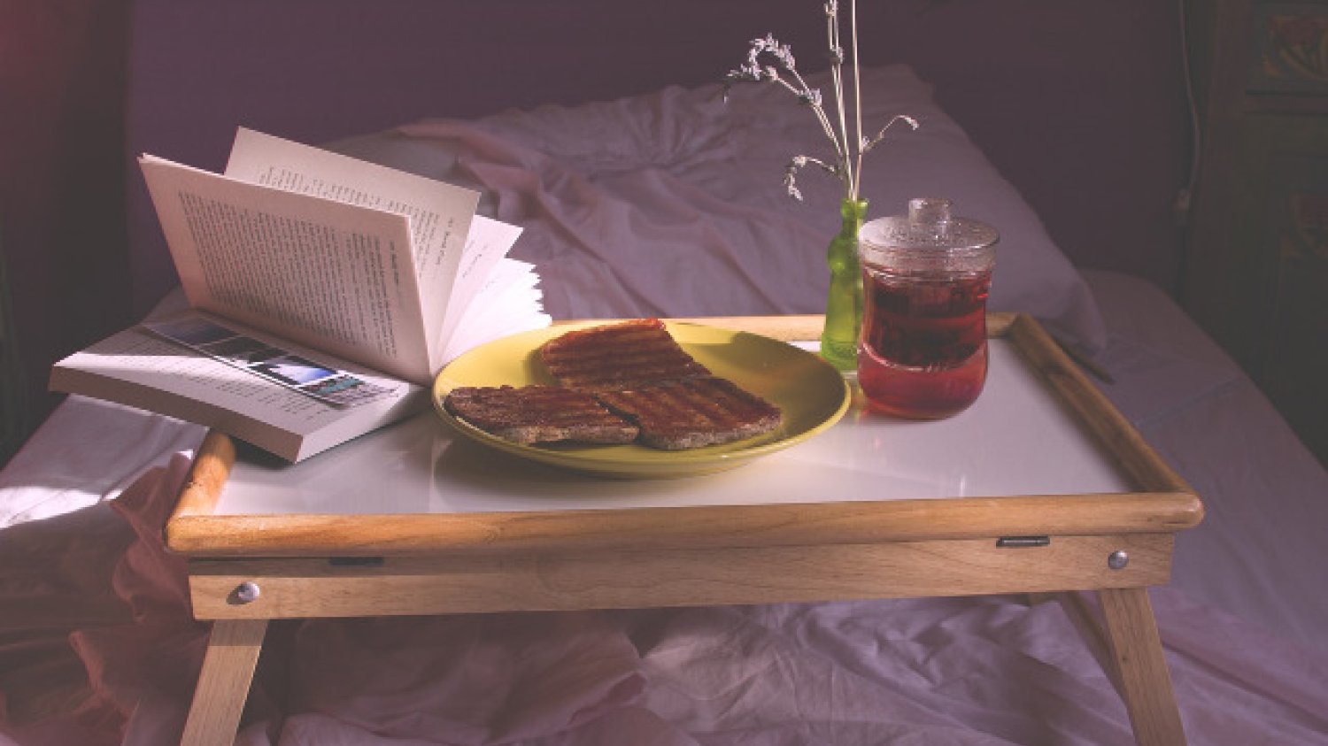 Fot. Pixabay / [url=https://pixabay.com/en/breakfast-food-sunlight-lavender-867822/]chiaraparisi830[/url] / [url=https://pixabay.com/en/service/terms/#usage]CC0 Public Domain[/url]