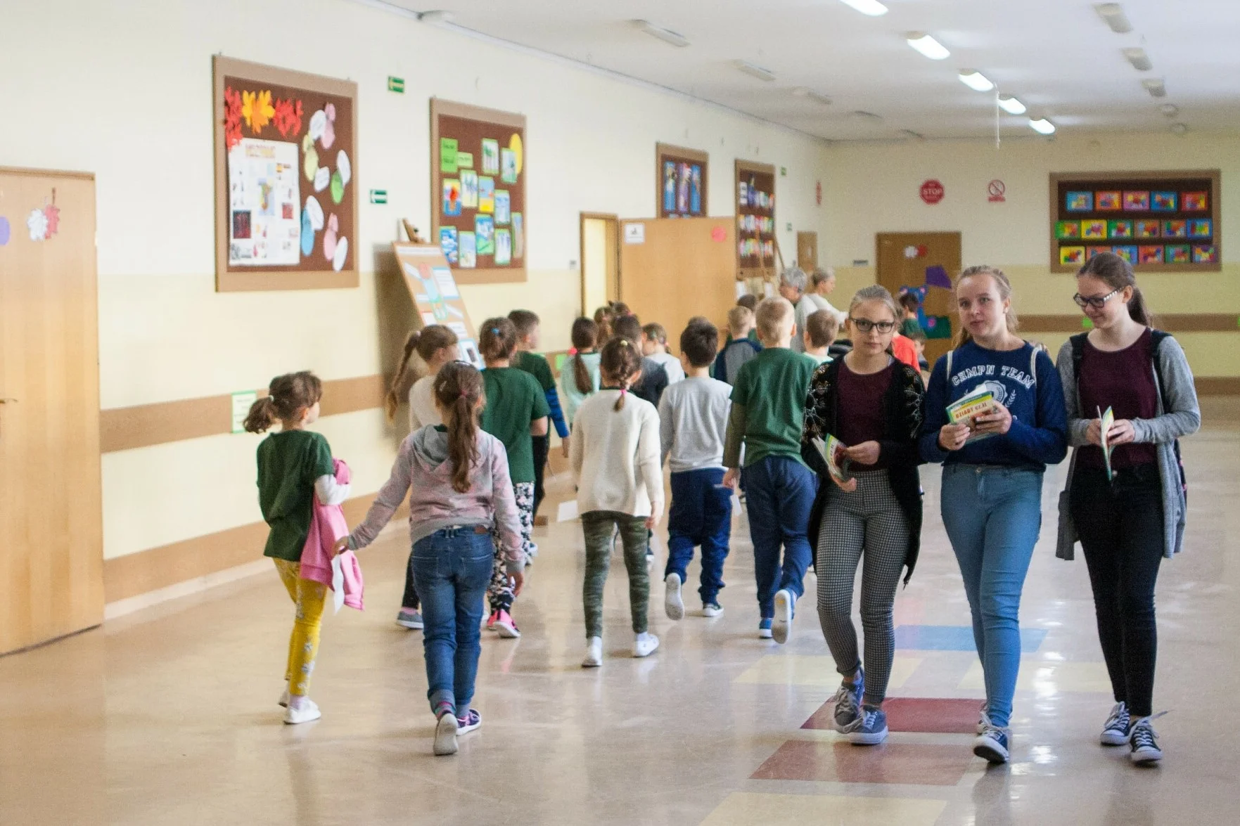 Gra terenowa na szkolnym korytarzu zachwyciła uczniów. 
ZDJĘCIE ILUSTRACYJNE