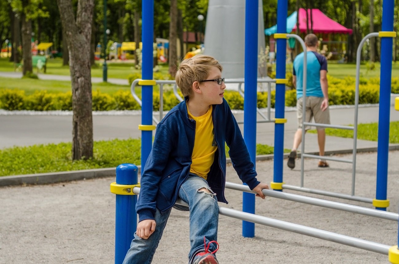 chłopiec na placu zabaw