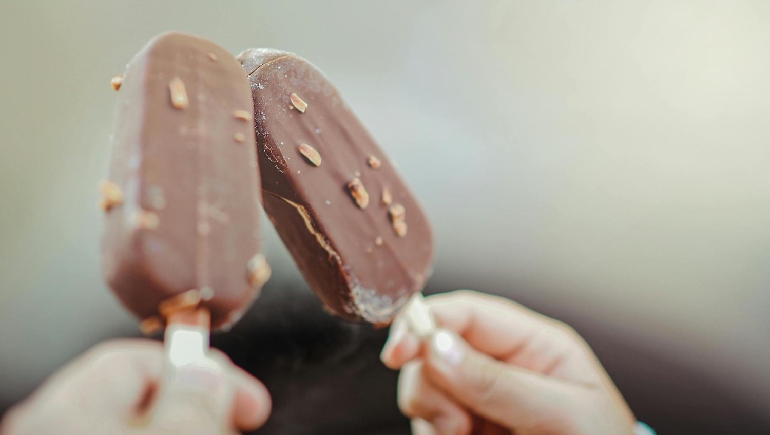 Lody do 100 kcal z Biedronki. Dietetyczka wskazuje, które można jeść na diecie