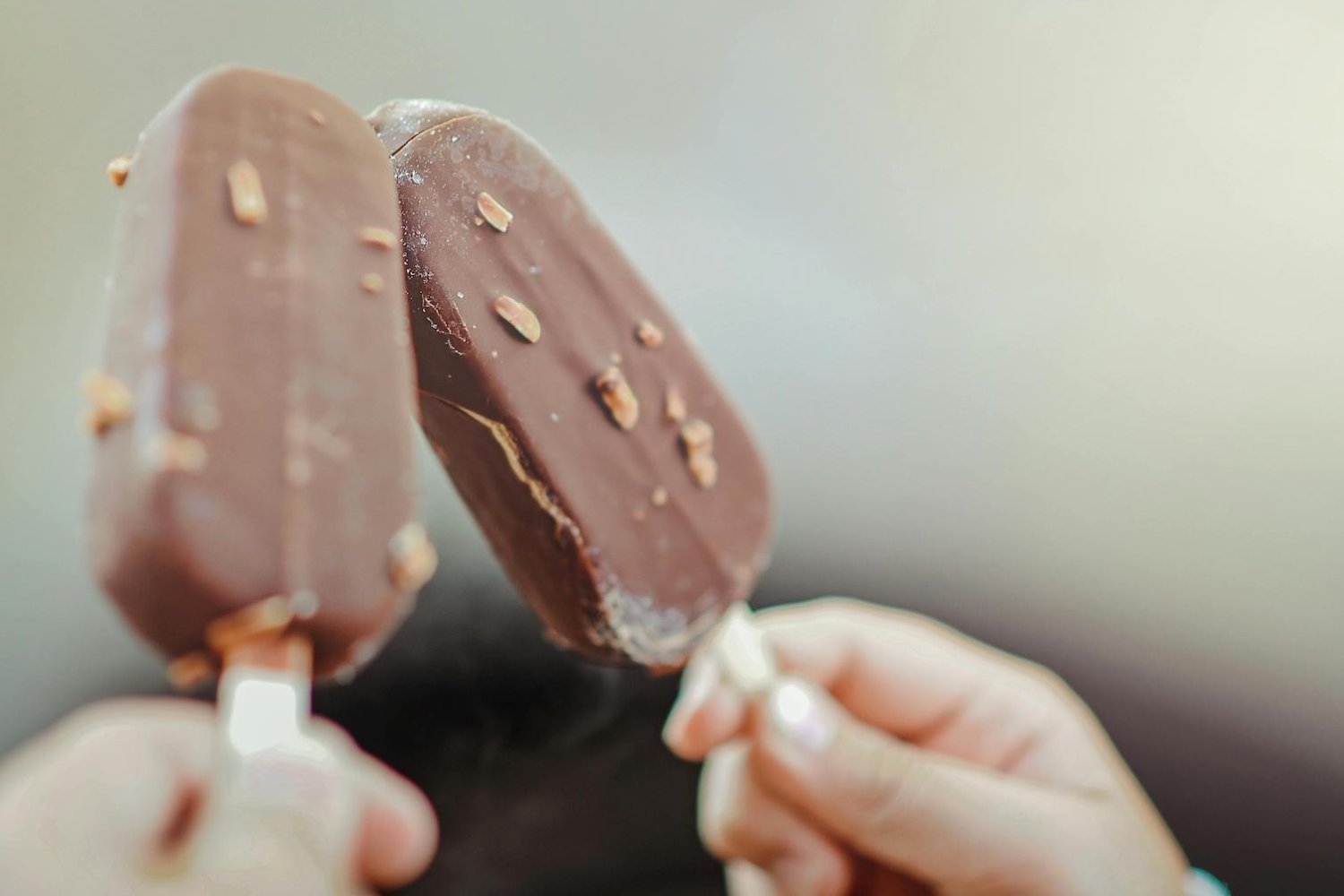Na zdjęciu lody w czekoladzie na patyku.