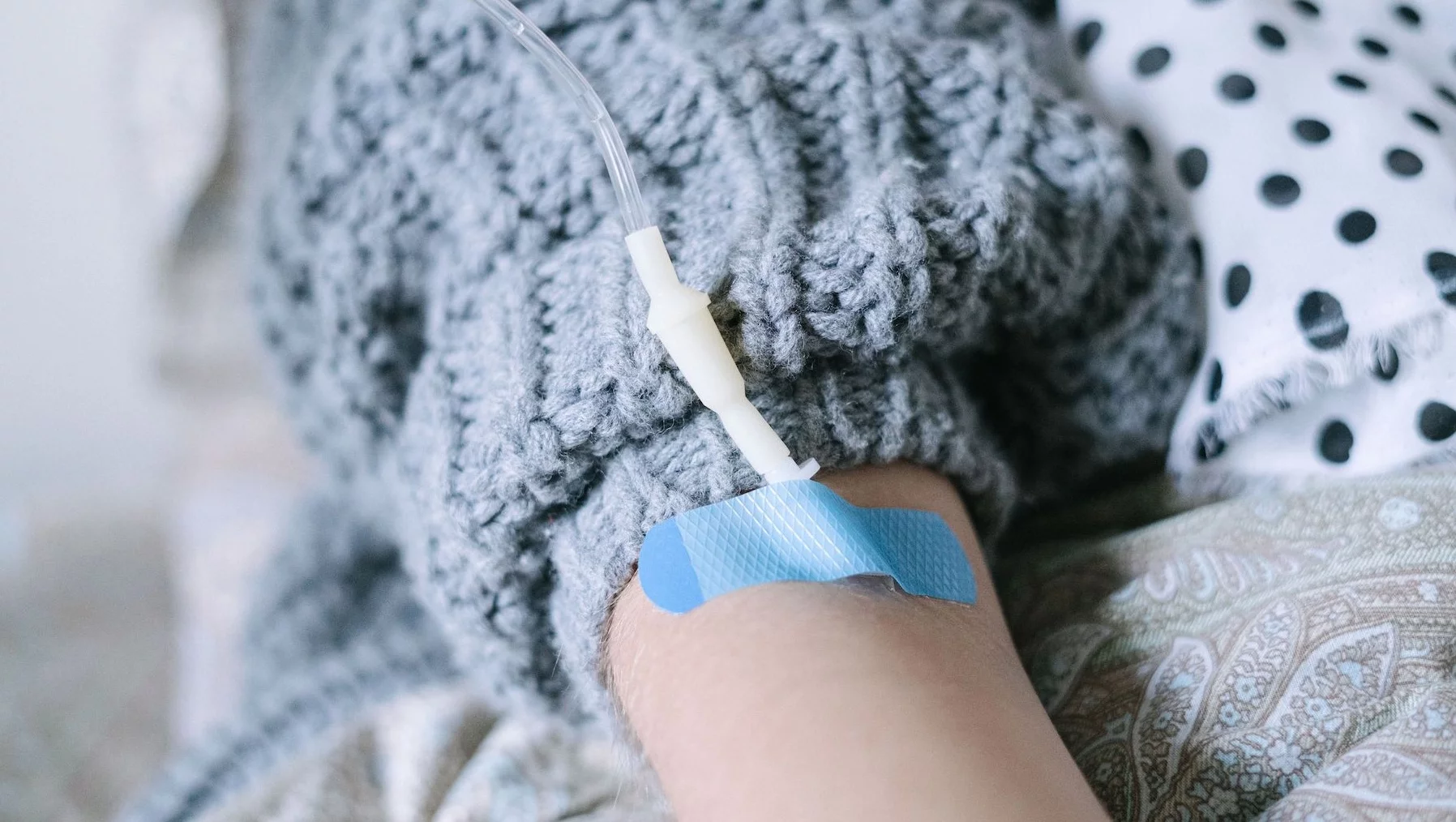 Przełom w leczeniu raka piersi. Test genetyczny pomoże bardziej niż chemioterapia Na zdjęciu ręka kobiety, której podawana jest chemioterapia.