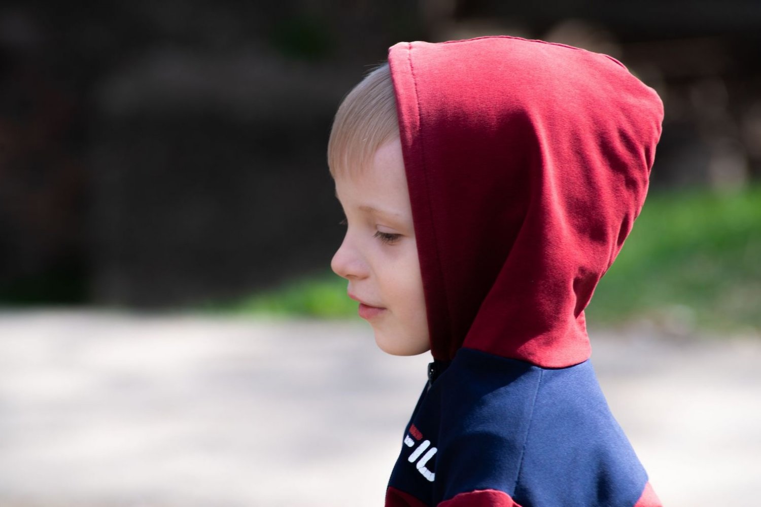 10-letni chłopiec z kosiarką