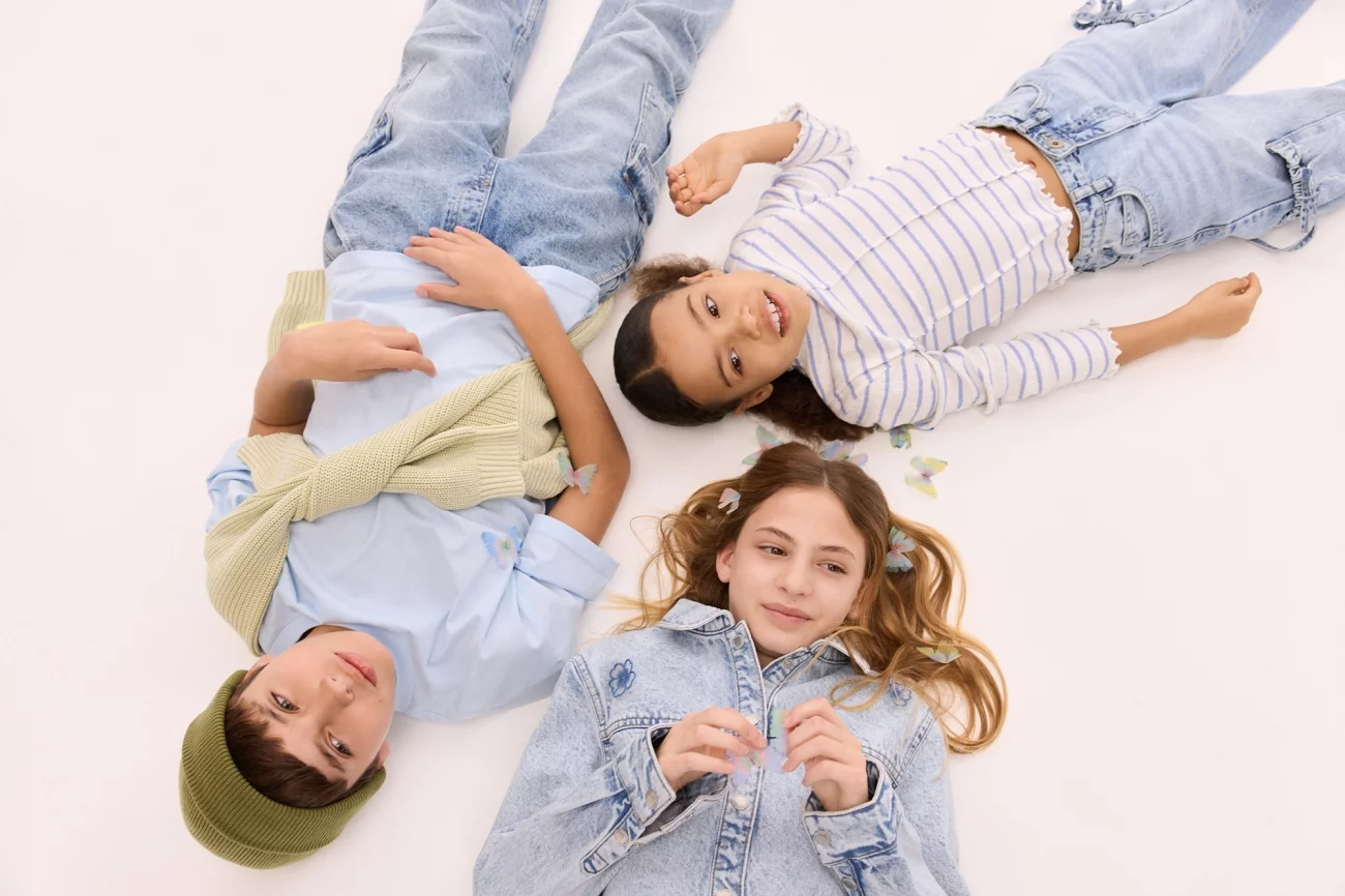Reserved The Denim to dziecięca kolekcja dla chłopców i dziewczynek, w której rodzice znajdą jeansowe nowości (głównie spodnie, ale także kurtki, kamizelki i koszule) na nadchodzący sezon wiosenno-letni.