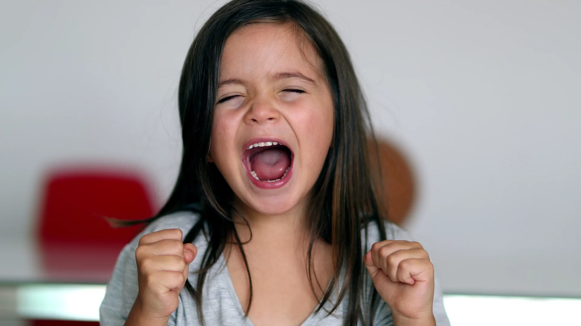 Czy dzieci zachowują się "gorzej" przy rodzicach? Prawdziwy powód zaskakuje