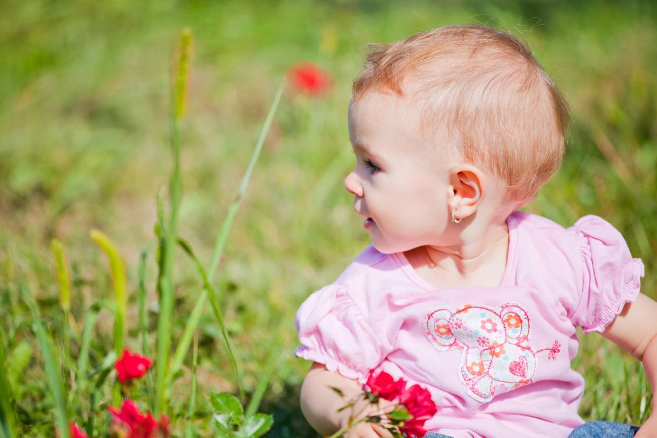 Mała dziewczyna z przekłutymi uszami.