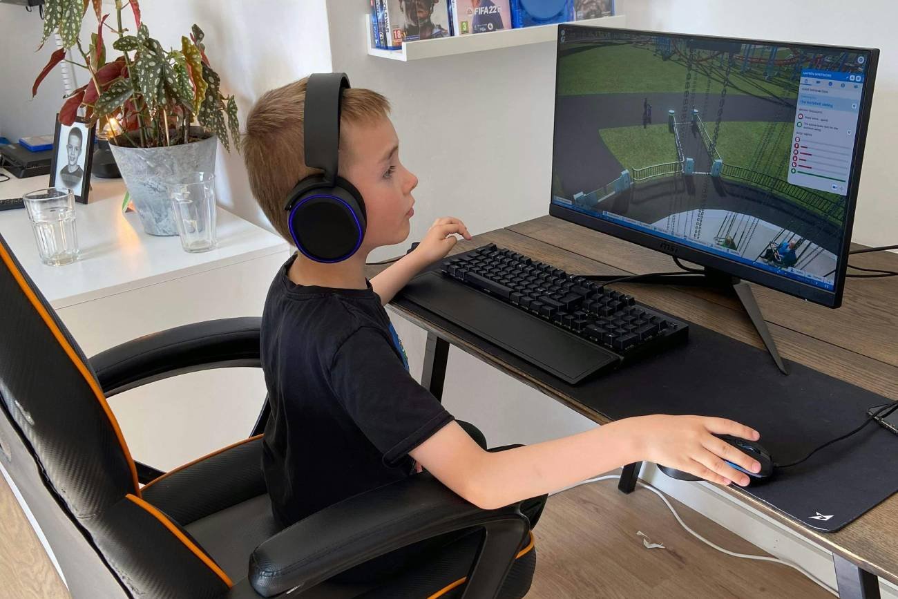 Chłopiec gra na komputerze.