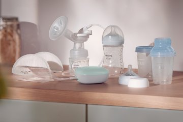 Na wyprawkowej liście powinny się też znaleźć gadżety wspomagające mamę w karmieniu piersią. Prezentujemy 5 kluczowych akcesoriów. Są to poduszka do karmienia, biustonosz do karmienia, wkładka laktacyjna, laktator elektryczny oraz butelka do karmienia.