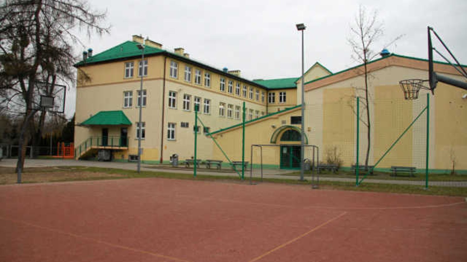 Dawną szkołę od dzisiejszej dzielą lata świetlne