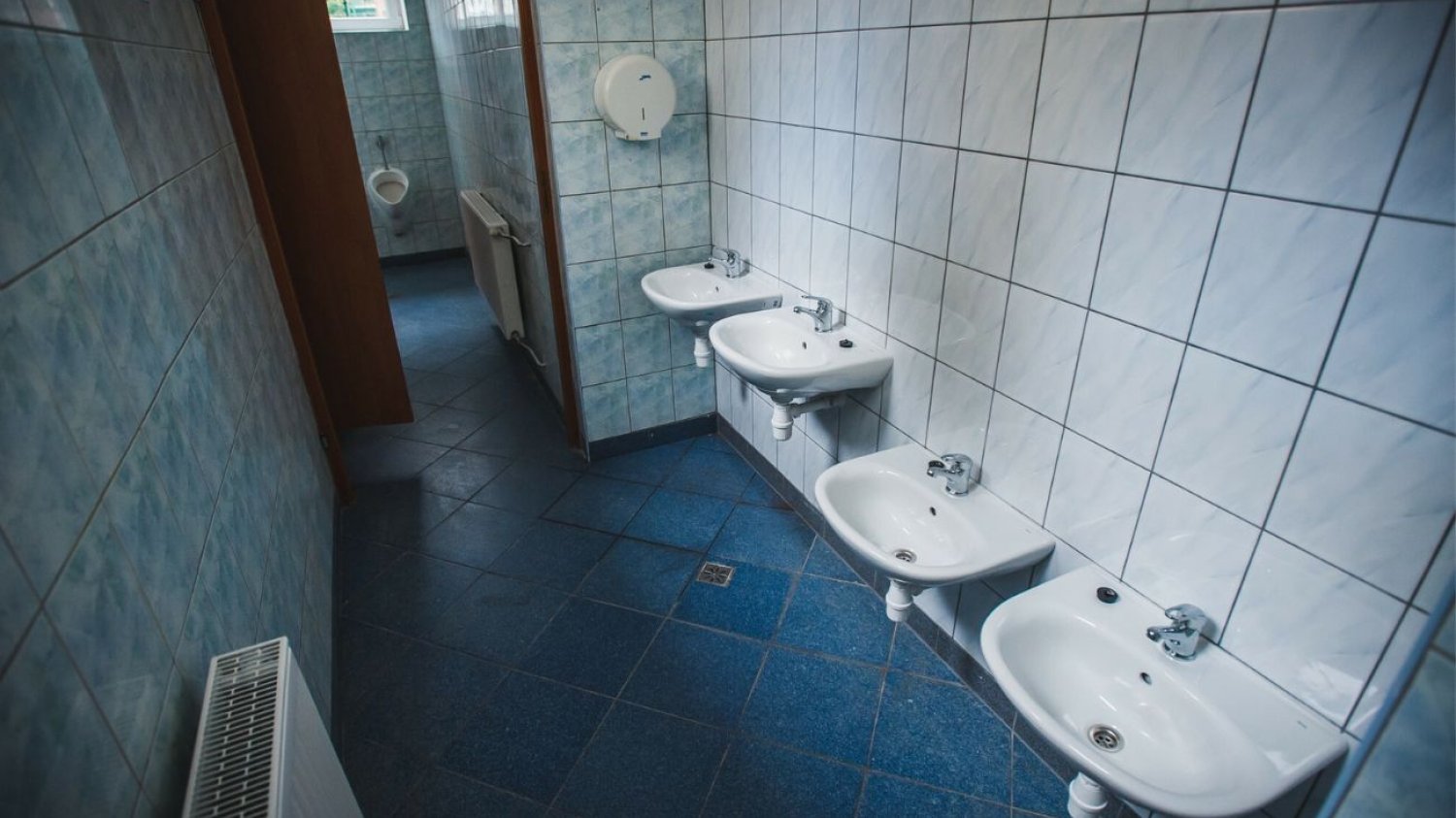 szkolna łazienka