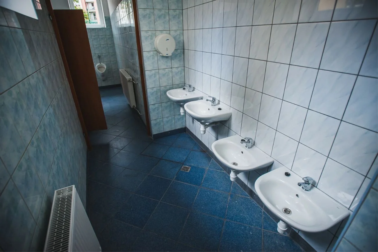 szkolna łazienka