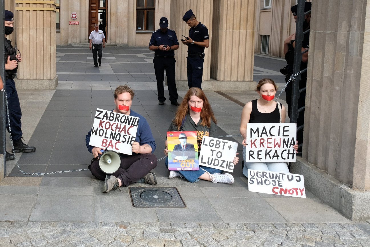 Aktywiści LGBT+ pod siedzibą MEN