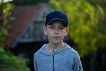 chłopiec z pokolenia alfa