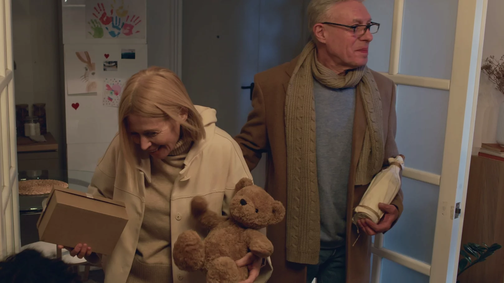 Prezenty od dziadków dla wnuków czasem są przesadnie drogie. Na zdjęciu babcia z dziadkiem wchodzą na przyjęcie.