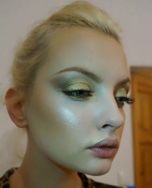 Trik na wieczór: modelunek wykonany bronzerem + rozświetlaczem