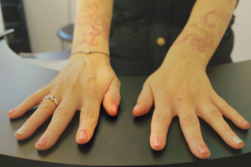 Dłonie wystawiamy jako pierwsze w roku na działanie promieni słonecznych, kiedy na wiosnę zrzucamy z nich rękawiczki. Warto je smarować kremem z SPF