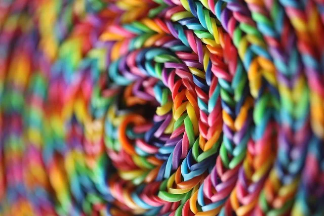 Modne bransoletki mogą być niebezpieczne.  Eksperci ostrzegają rodziców, żeby kupowali produkty renomowanych firm