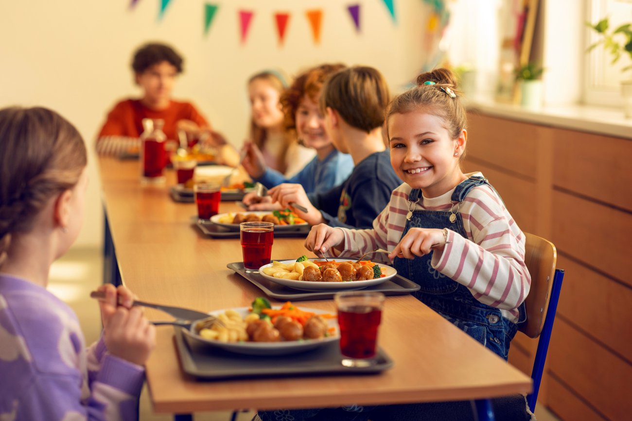Szkoły w Polsce zmagają się z wieloma problemami, ale tym, który niekoniecznie wysuwa się na pierwszy plan, jest marnowanie żywności. Jako rodzic możesz wesprzeć walkę z tym zjawiskiem, np. dołączając do Klubu Pomagania i Niemarnowania WINIARY.