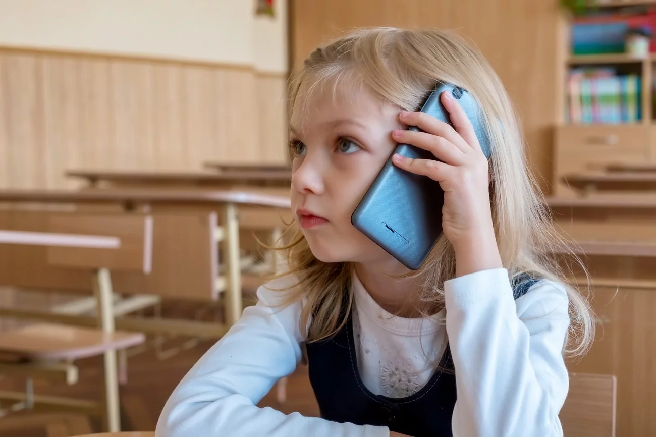 dziecko z telefonem w szkole