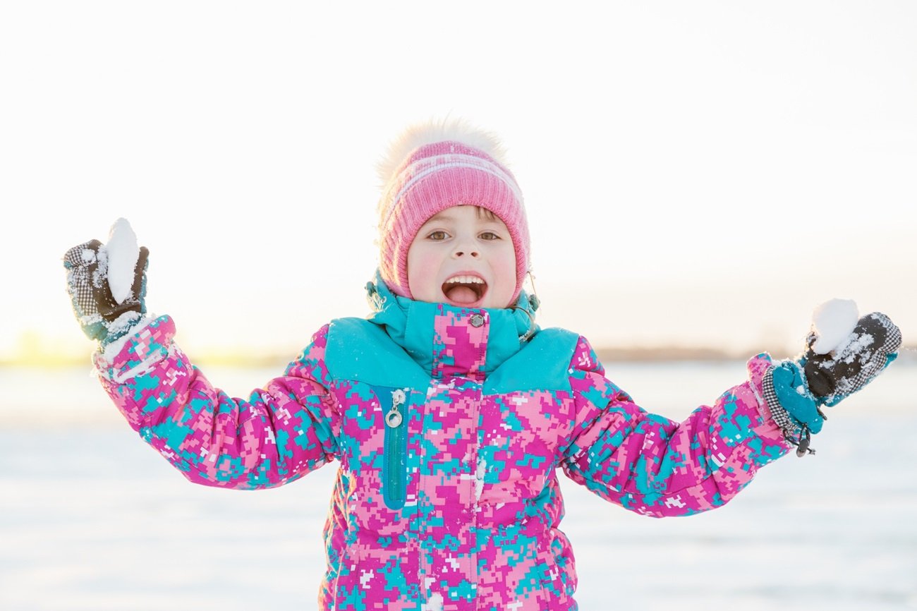 dziecko w kombinezonie