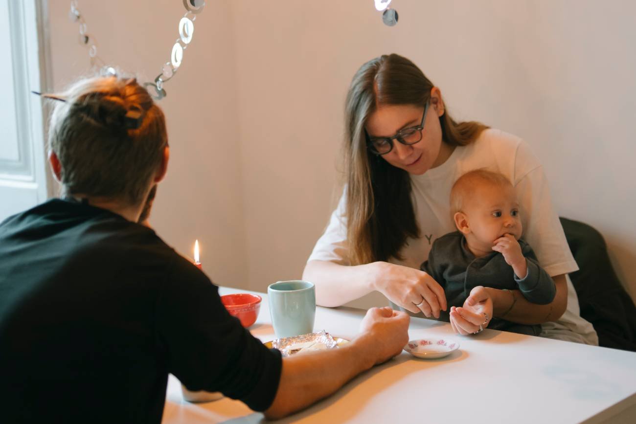 Małżeństwo z niemowlakiem w restauracji.