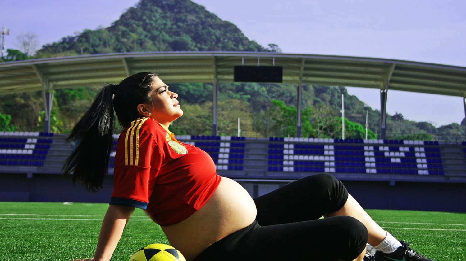 [url=http://pixabay.com/pl/ci%C4%85%C5%BCa-pi%C5%82ka-no%C5%BCna-maracana-stadion-335689/]Pixabay[/url] / [url=http://pixabay.com/pl/service/terms/#download_terms]CC O[/url] W ciąży może niekoniecznie trzeba grać w piłkę, ale można się poruszać