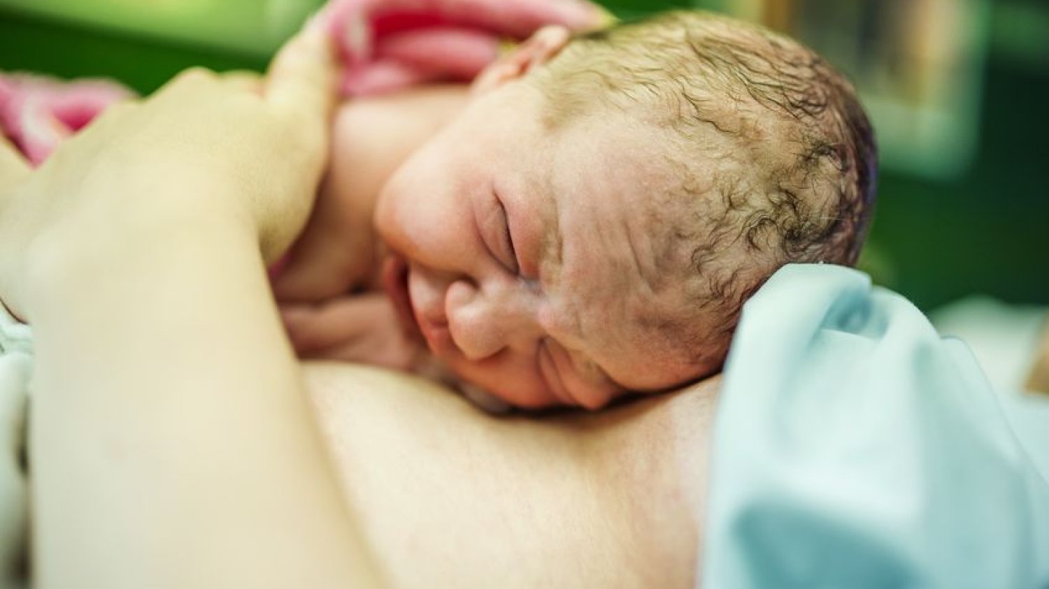 Brzuch tydzień po porodzie wygląda zupełnie inaczej niż miesiąc później.