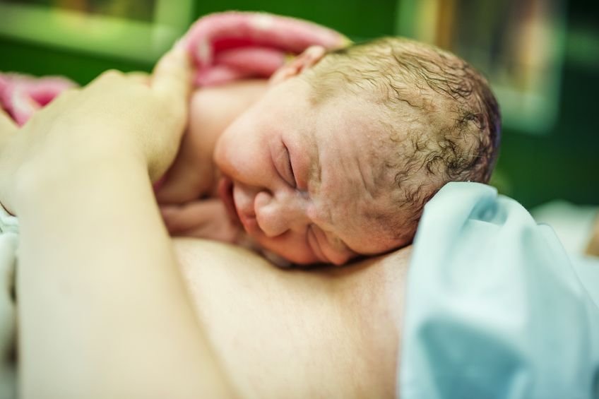 Brzuch tydzień po porodzie wygląda zupełnie inaczej niż miesiąc później.