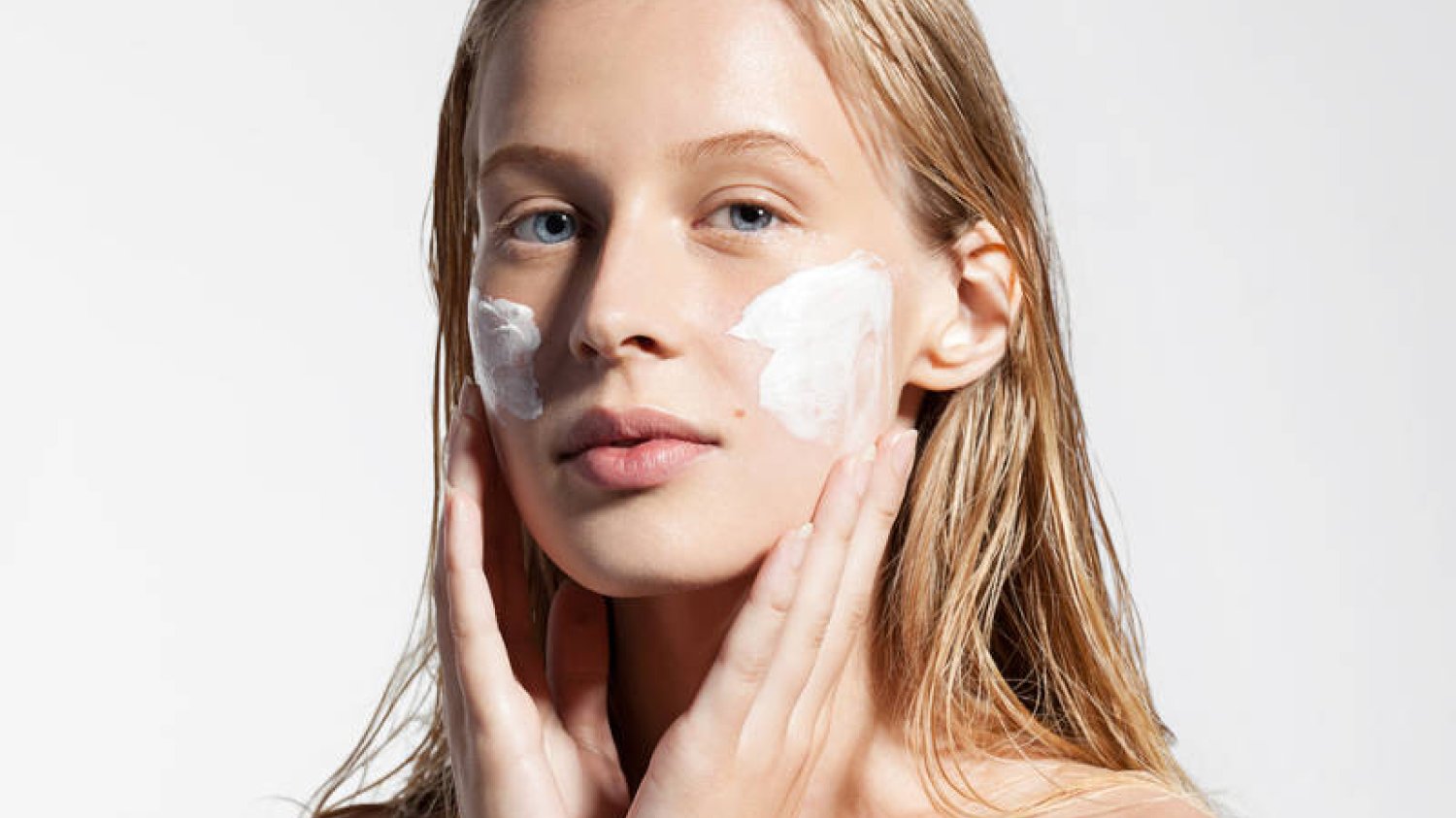 Walka o młodość skóry nie musi wiązać się z medycyną estetyczną czy chirurgią plastyczną. Dziś podchodzi się do tematyki anti-aging bardziej holistycznie