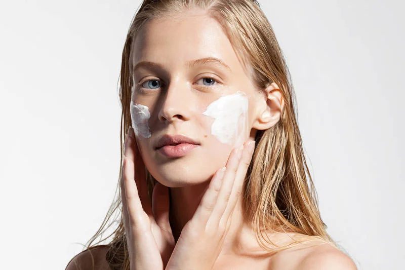 Walka o młodość skóry nie musi wiązać się z medycyną estetyczną czy chirurgią plastyczną. Dziś podchodzi się do tematyki anti-aging bardziej holistycznie