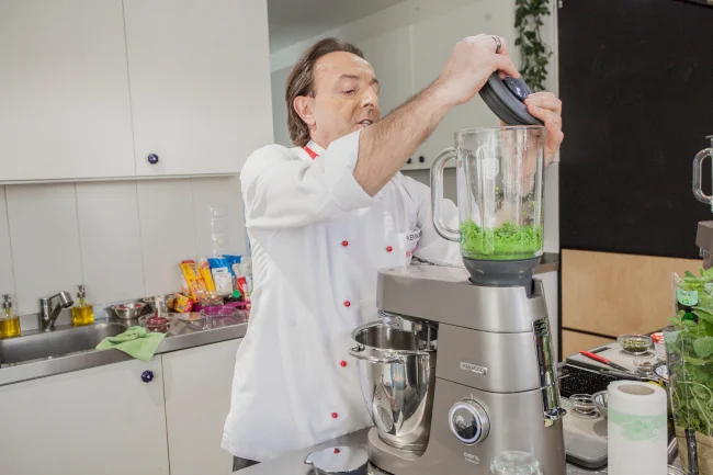 Blendując groszek w robocie planetarnym Kenwood Chef XL Titanium starajmy się nie doprowadzić do uzyskania gładkiej masy. Ważne jest to, aby w puree był wyczuwalny groszek.