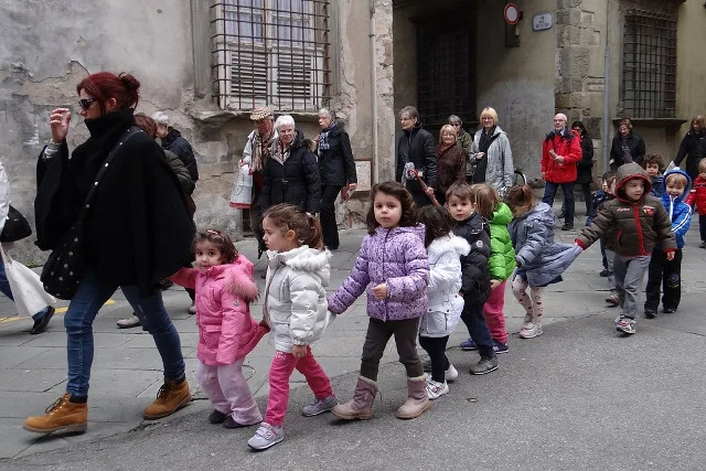 Fot. Pixabay / [url=https://pixabay.com/en/kindergarten-children-walk-more-555442/]whoelfe[/url] / [url=https://pixabay.com/en/service/terms/#usage]CC0 Public Domain[/url]