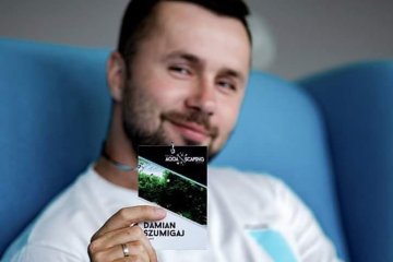 Damian Szumigaj jest mężczyzną, który zawodowo zajmuje się opieką nad dziećmi