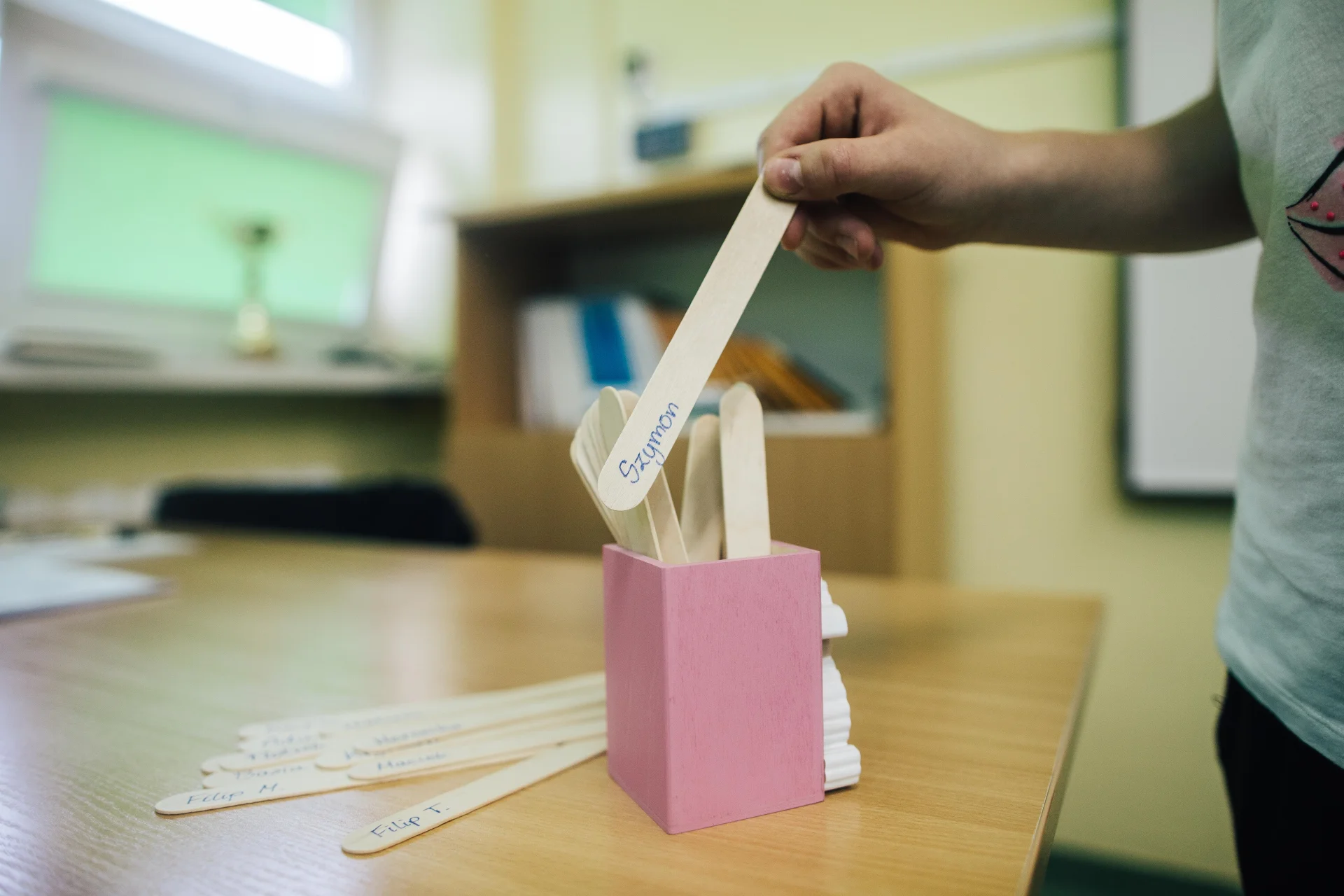 Metoda losowa przy odpowiedzi umożliwia aktywność wszystkim dzieciom uczestniczącym w zajęciach.