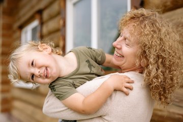 babcia jako opiekunka, relacje z babcią, która opiekuje się wnukami, babcia to nie jest mama
