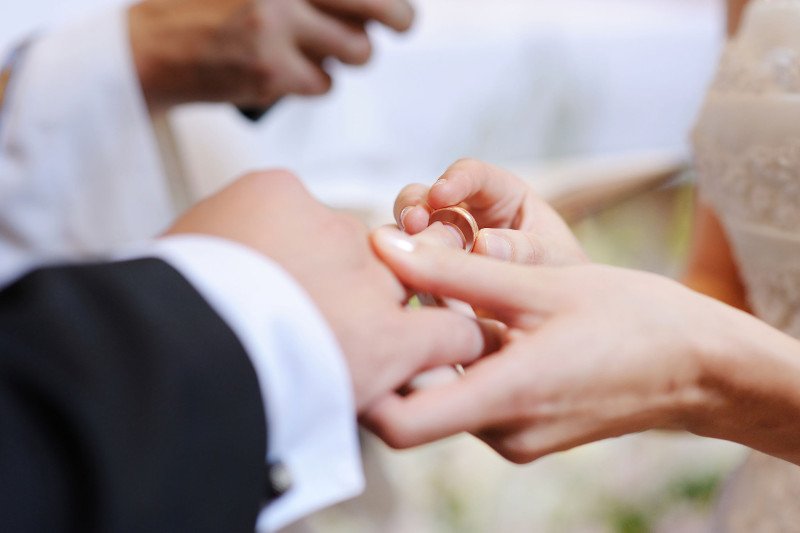 Na której dłoni powinno się nosić obrączkę?