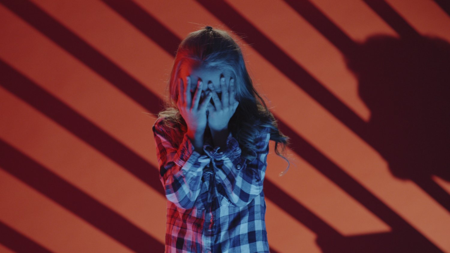 Jutro cała Polska zapłonie na czerwono. Spektakularny finał kampanii "Dzieciństwo bez Przemocy"