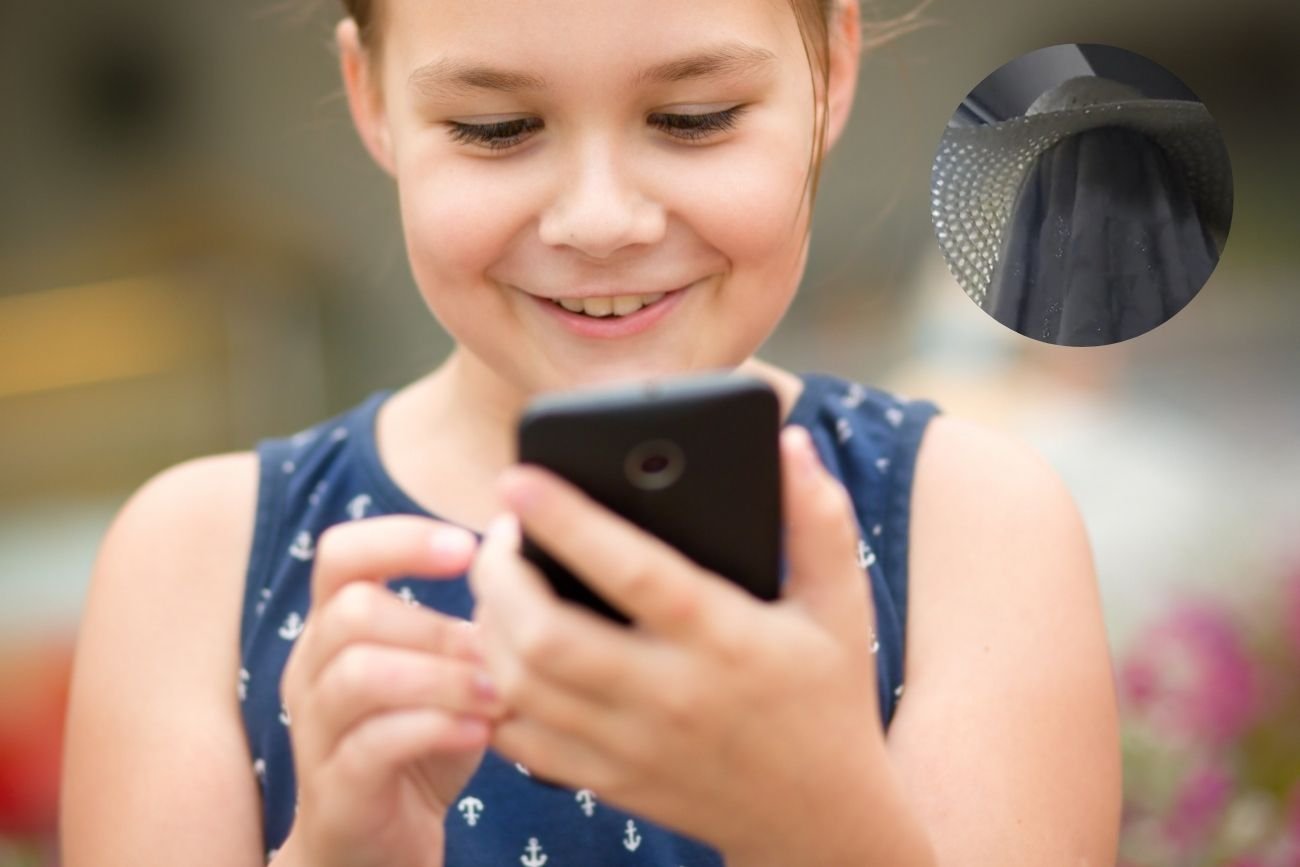 Dziewczynka wrzuca film do telefonu