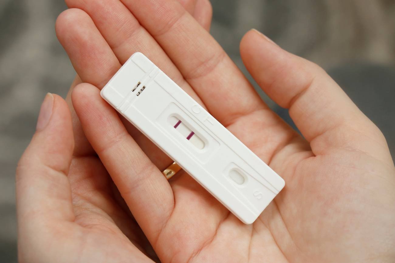 Pierwsze objawy ciąży zaraz po zapłodnieniu, czyli pozytywny wynik testu ciążowego jeszcze przed dniem spodziewanej miesiączki.