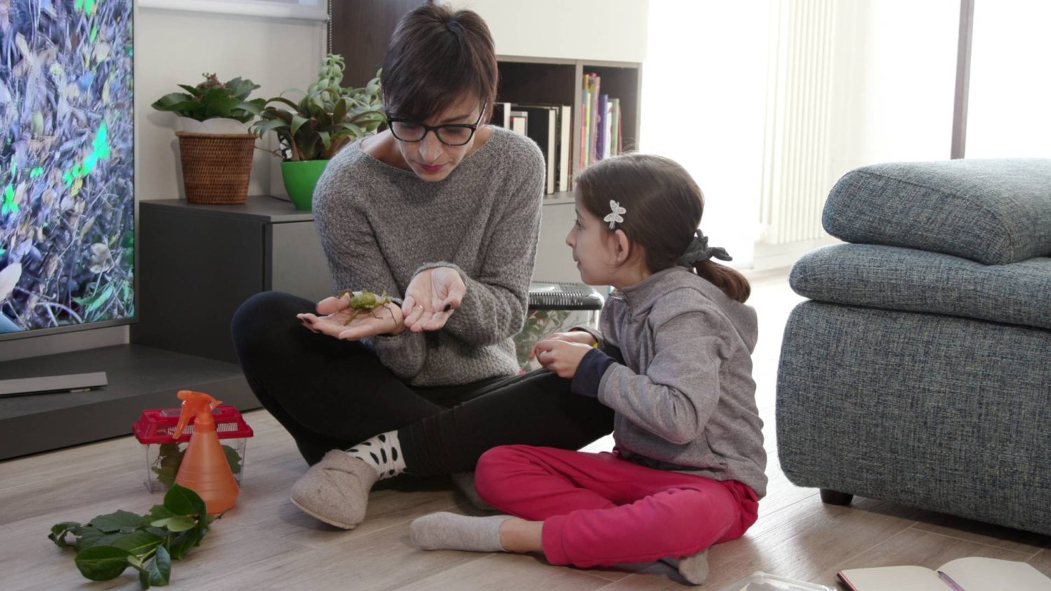 mama bawi się z córką w pokoju na podłodze mama bawi się z córką w pokoju na podłodze