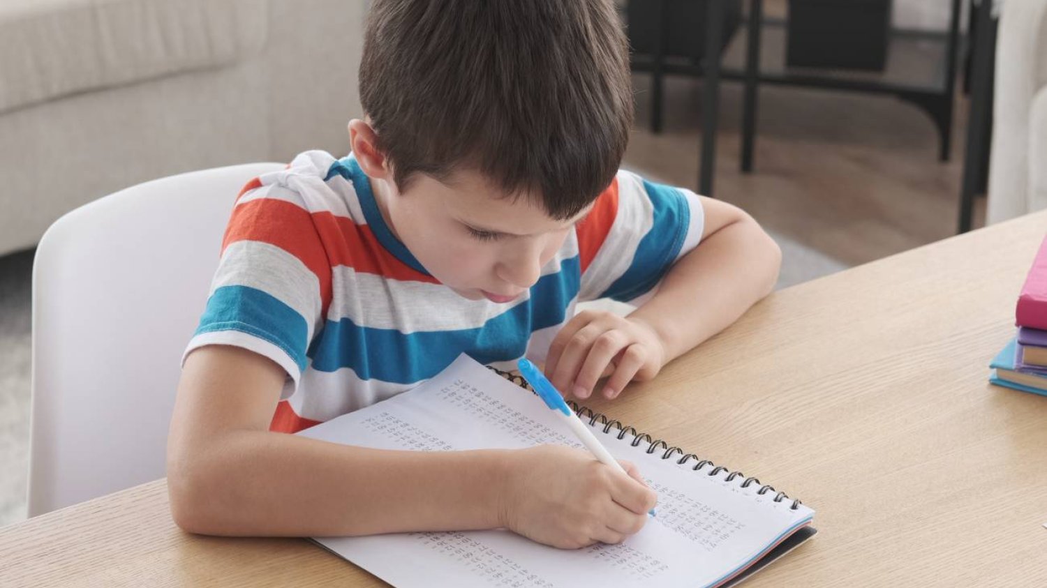 uczeń w edukacji domowej odrabia lekcje